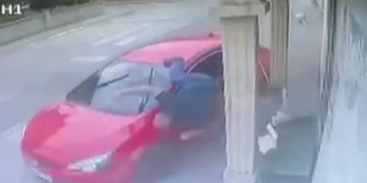 Dükkanın önünü süpürürken dehşeti yaşadı