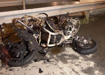 Motosiklet kamyonete çarptı: 2 ölü