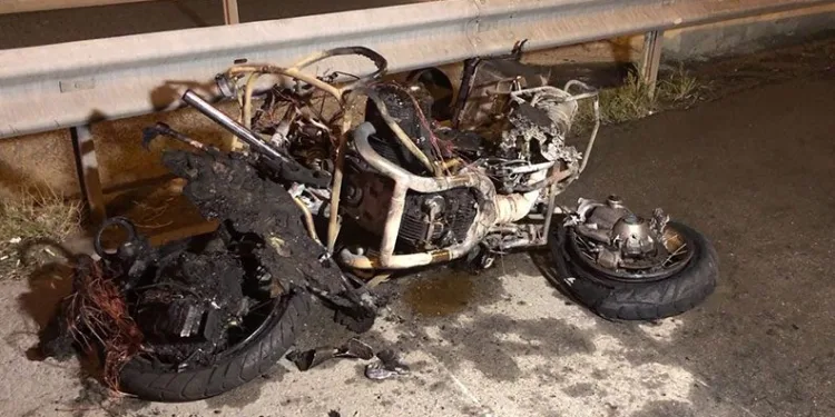 Motosiklet kamyonete çarptı: 2 ölü