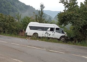 Fındık işçilerini taşıyan minibüs kaza yaptı: 13 yaralı