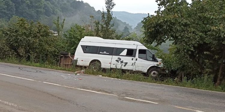 Fındık işçilerini taşıyan minibüs kaza yaptı: 13 yaralı