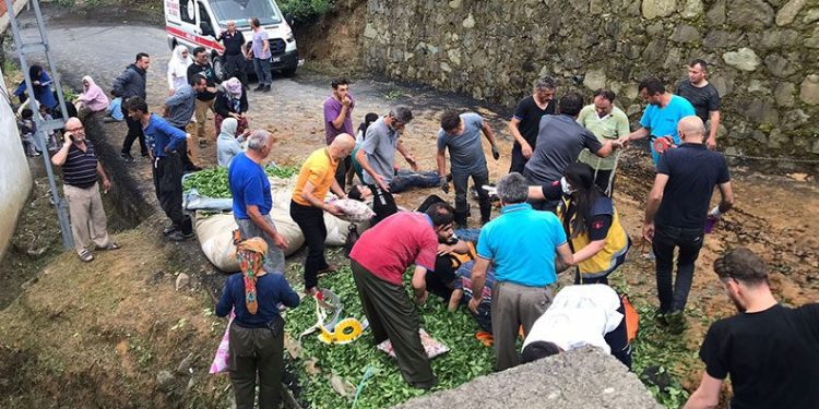 Tur minibüsü devrildi: 25 yaralı