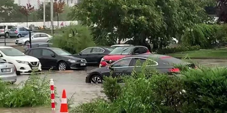 Ankara’da sağanak ve fırtına hayatı olumsuz etkiledi