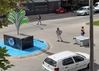 Balıkesir’de öfkelenen genç kız ortalığı birbirine kattı