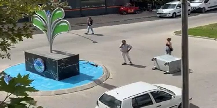 Balıkesir’de öfkelenen genç kız ortalığı birbirine kattı