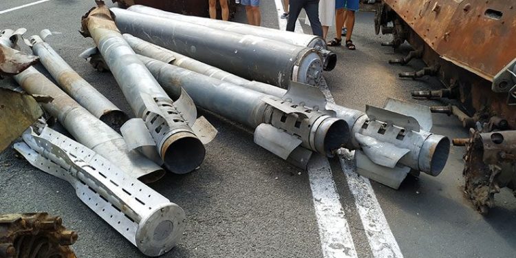 Kiev’de Rus ordusunun ele geçirilen askeri teçhizatları sergileniyor