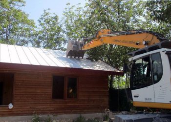 Uludağ eteklerinde kaçak yapı yıkıldı