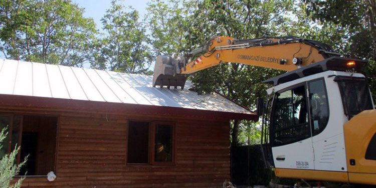 Uludağ eteklerinde kaçak yapı yıkıldı