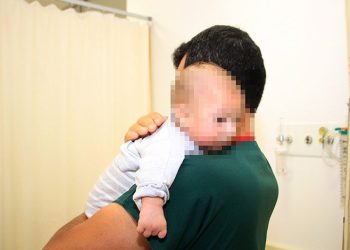 Eşini bıçaklayıp kaçırdığı bebeğini ağlayınca hastaneye bıraktı