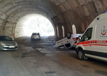 İki otomobil tünelde çarpıştı: 4 yaralı