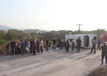 Balıkesir’de midibüs devrildi: 17 yaralı