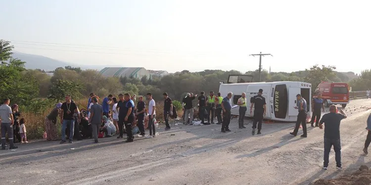 Balıkesir’de midibüs devrildi: 17 yaralı