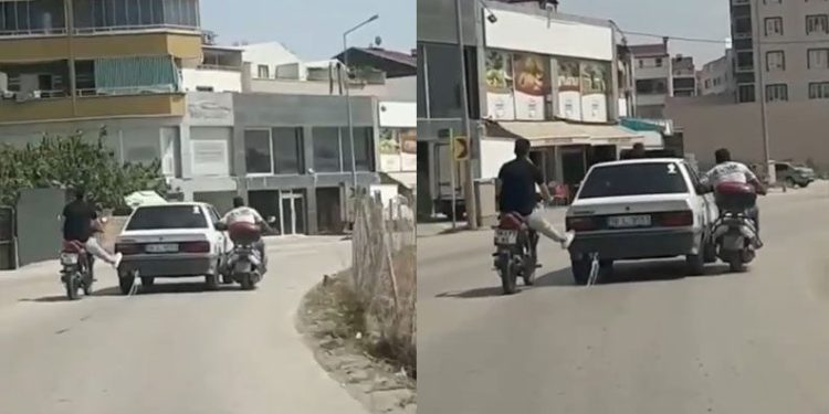 Bursa’da yolda kalan otomobili ayaklarıyla ittiler