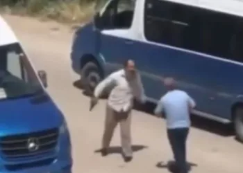 İşçi servisi ile minibüs şoförü birbirine girdi