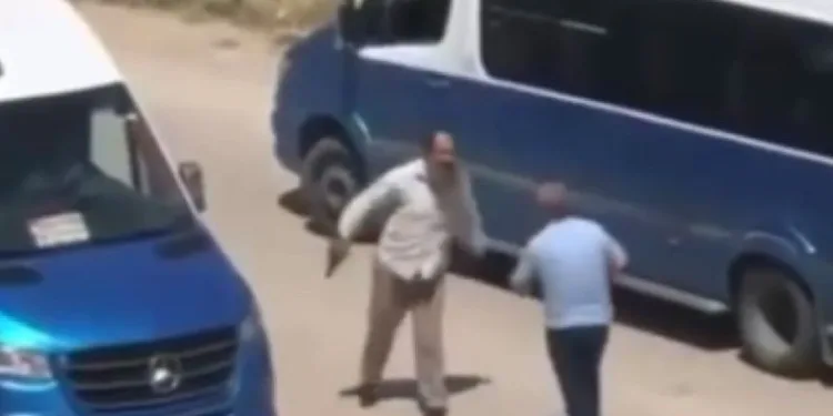 İşçi servisi ile minibüs şoförü birbirine girdi