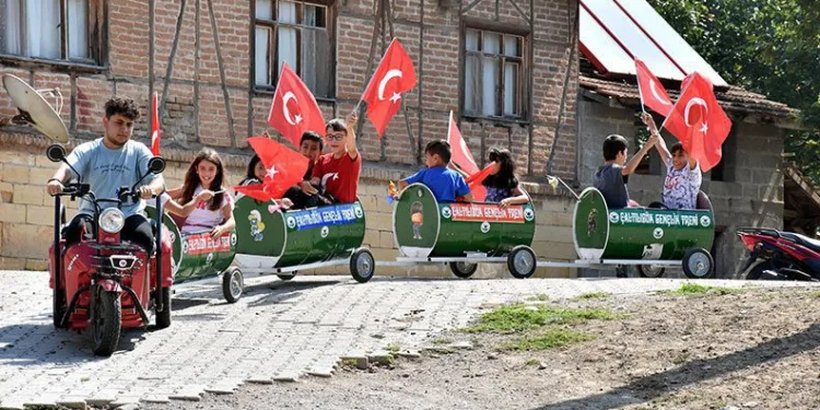 Bursa’da varil treni çocukların eğlencesi oldu