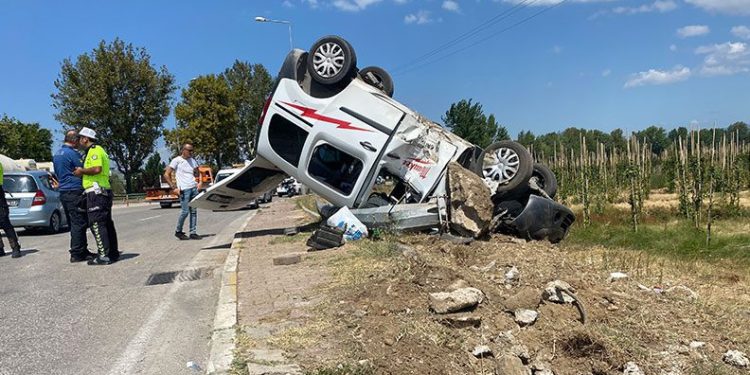 Bursa’da araç takla attı: 1’i ağır 4 yaralı