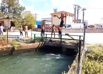 Bursa’da sıcaktan bunalanlar su kanallarına koştu
