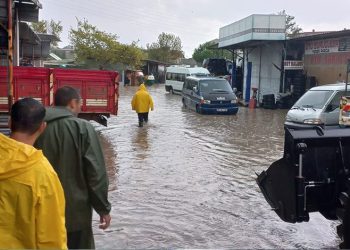 Sağanak yağış Çanakkale’de hayatı olumsuz etkiledi