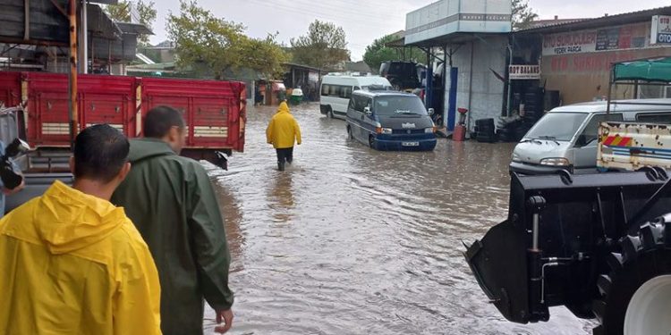 Sağanak yağış Çanakkale’de hayatı olumsuz etkiledi
