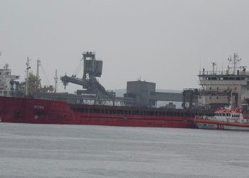 Çanakkale’de karaya oturan gemi kurtarılmaya çalışılıyor