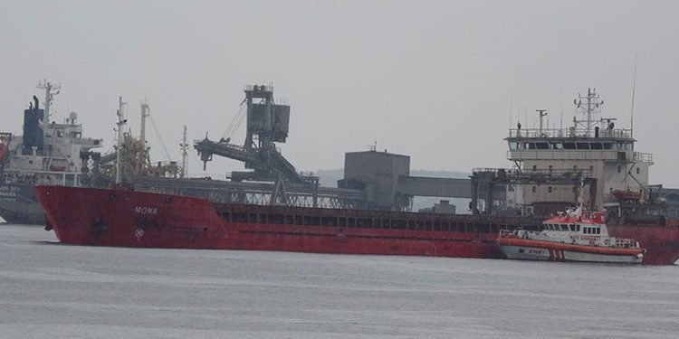 Çanakkale’de karaya oturan gemi kurtarılmaya çalışılıyor