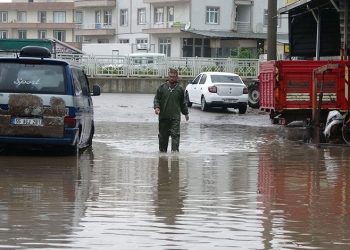 Çanakkale’de sokakları ve iş yerlerini su bastı