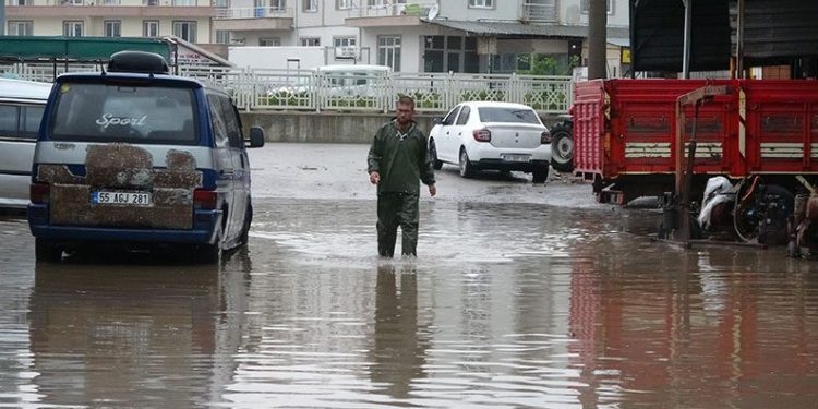 Çanakkale’de sokakları ve iş yerlerini su bastı