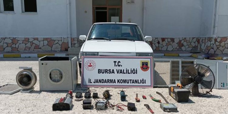 Hırsızlık iddiasıyla yakalanan 3 şüpheli tutuklandı