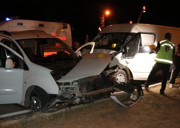 Van’da minibüs kamyonete çarptı: 1 ölü, 13 yaralı
