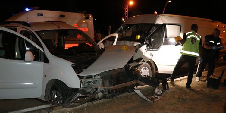 Van’da minibüs kamyonete çarptı: 1 ölü, 13 yaralı