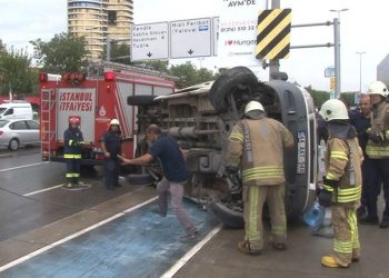 İstanbul’da kaygan zemin kazası: Sürücü araçta sıkıştı