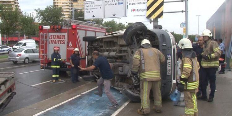 İstanbul’da kaygan zemin kazası: Sürücü araçta sıkıştı