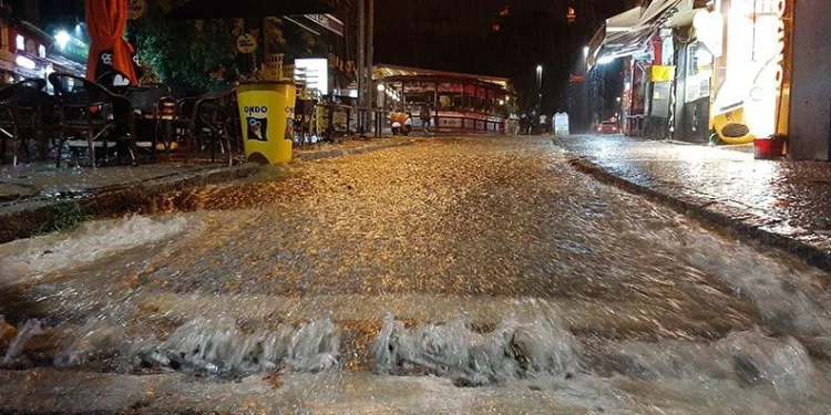 Edirne’yi yaz ortasında sel vurdu