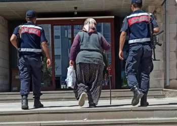 Yaşlı kadın uyuşturucu ve tarihi eserle yakalandı