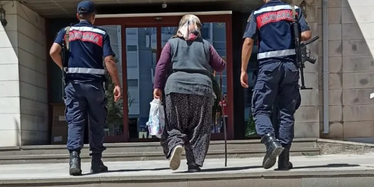 Yaşlı kadın uyuşturucu ve tarihi eserle yakalandı