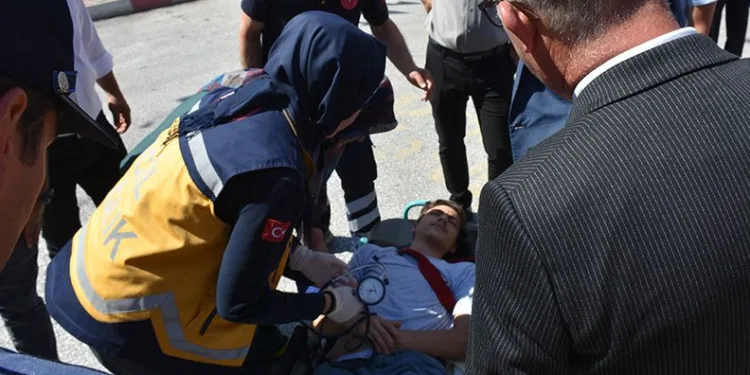 Sıcağa dayanamayan öğrenci, tören alanında bayıldı