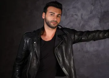 Emre Kaya sahneden düştü