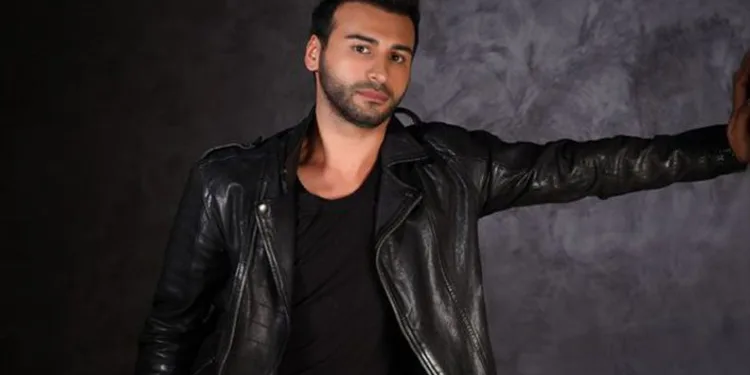 Emre Kaya sahneden düştü