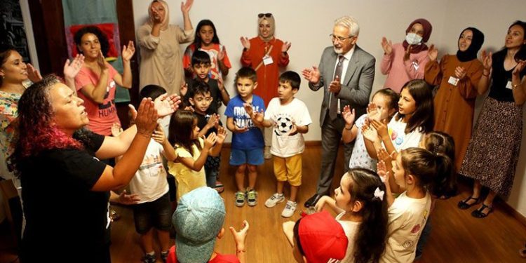 Başkan Erdem, çocuklarla kütüphanede buluştu