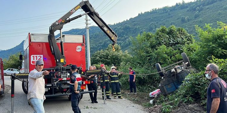 İşçileri taşıyan traktör devrildi: 1 ölü, 12 yaralı