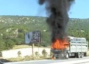 Kütahya’da seyir halindeki kamyon alev alev yandı