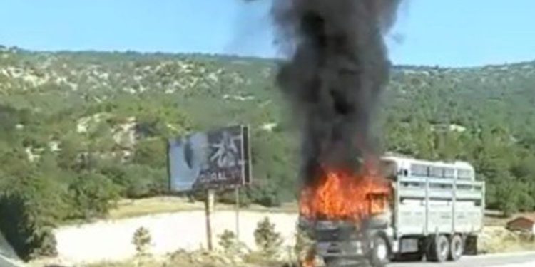Kütahya’da seyir halindeki kamyon alev alev yandı
