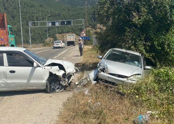 Karabük’te iki otomobil kafa kafaya çarpıştı: 5 yaralı