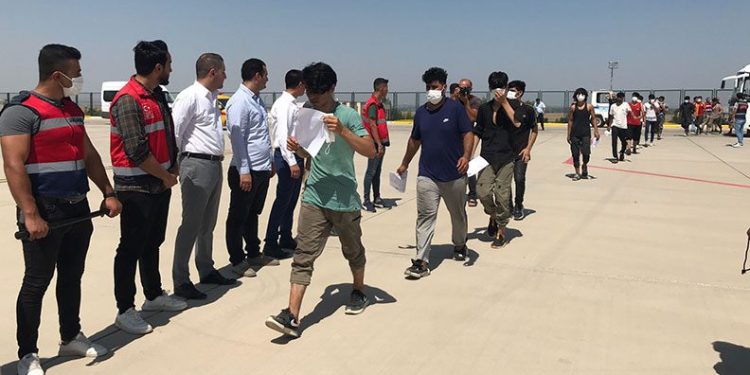 136 Afganistanlı göçmen ülkelerine gönderildi