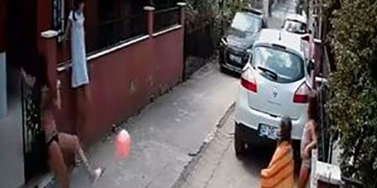 Daracık sokakta çocuklara dehşeti yaşattı