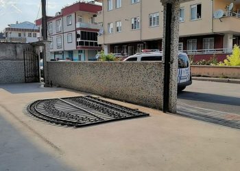 Bursa’da demir kapı çocuğun üzerine devrildi