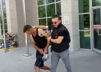 Hırsızlıktan aranan zanlı, hırsızlık yaparken yakalandı