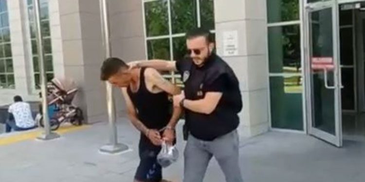 Hırsızlıktan aranan zanlı, hırsızlık yaparken yakalandı