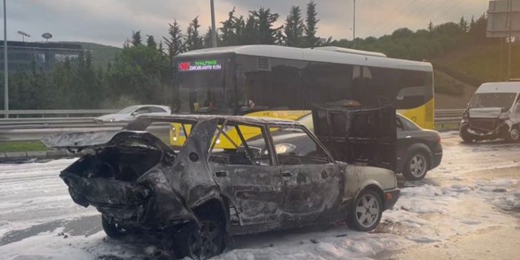 İstanbul’da minibüsle otomobil çarpıştı